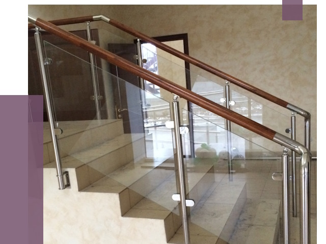 Комбинированные перила из металла и дерева в Ханты-Мансийске