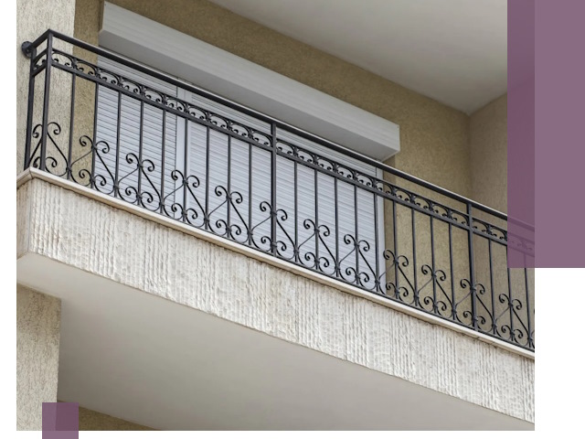 Балконные ограждения из металла и стекла в Ханты-Мансийске для домов