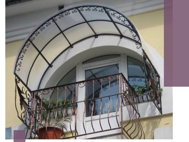 Козырьки над балконом в Ханты-Мансийске — изготовление и монтаж